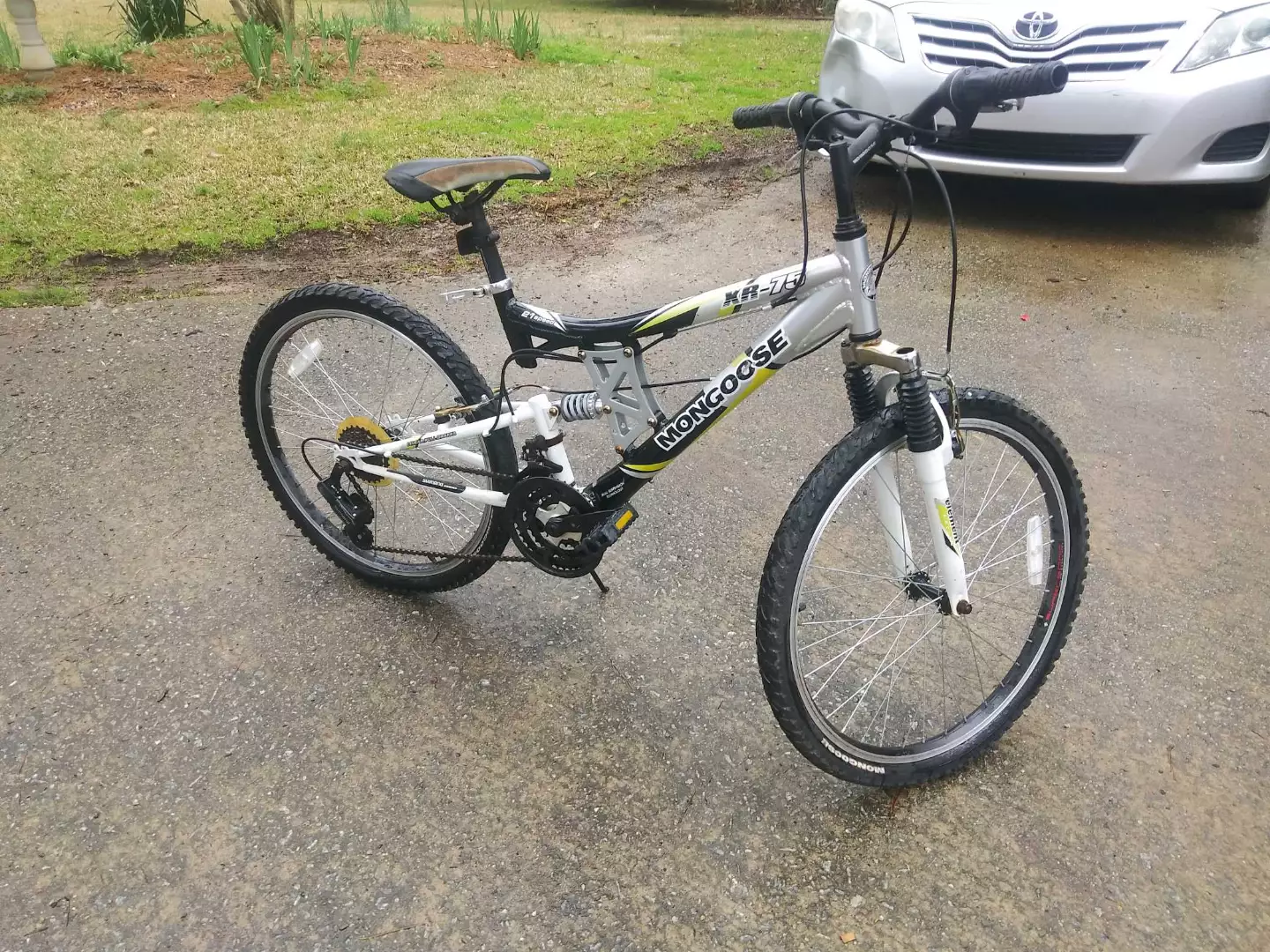 Photo Mongoose XR-75 Element Racing 26” 21 speed lightweight aluminum frame full suspension mountain bike