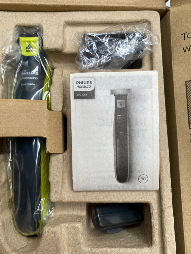 Photo Philips Norelco OneBlade hybrid electric trimmer and shaver, FFP, QP2520/90